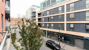 En bygning med flere etager i moderne stil, med store vinduer og en glasfacade.