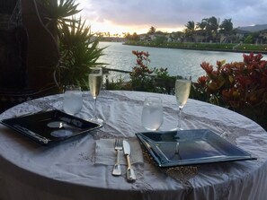 Outdoor dining - Waterfront 3-bedroom townhome, 6 month min Oahu (Honolulu)