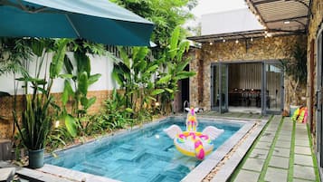 室內泳池、室外泳池