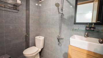 Villa, balcón, vistas a la piscina | Baño | Artículos de higiene personal gratuitos, secador de pelo y zapatillas