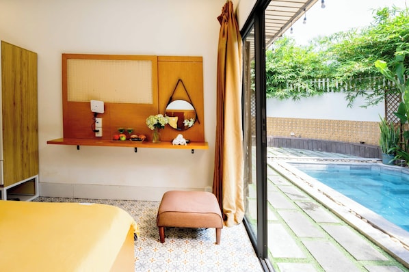 Villa, balcone, vista piscina | Biancheria da letto di alta qualità, copriletto in piuma