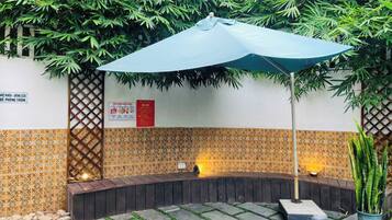 Villa, balkon, uitzicht op zwembad | Terras