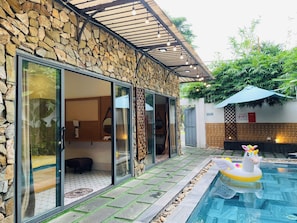 Villa, balcone, vista piscina | Biancheria da letto di alta qualità, copriletto in piuma