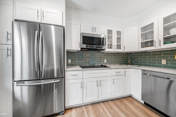 Fridge, microwave, stovetop, dishwasher