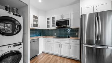 Coffee/tea maker, fridge, microwave, stovetop