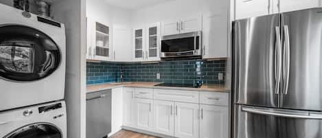 Jääkaappi, mikroaaltouuni, liesi, astianpesukone