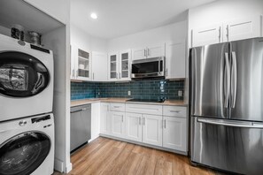 Réfrigérateur, micro-ondes, plaque de cuisson, lave-vaisselle