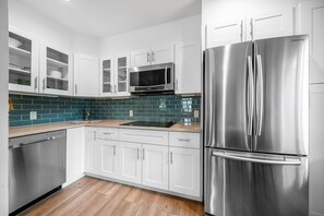 Fridge, microwave, stovetop, dishwasher