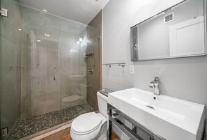 Dusche, Haartrockner, Handtücher