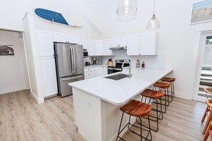 Refrigerador, microondas, horno, placa de cocina