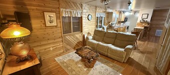 Charming 2-bedroom house in beautiful Republic with infrared sauna.