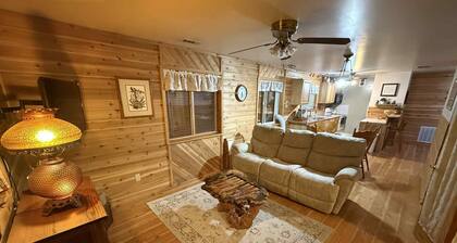 Charming 2-bedroom house in beautiful Republic with infrared sauna.