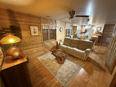 Charming 2-bedroom house in beautiful Republic with infrared sauna.