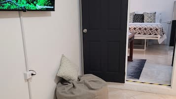 1 dormitorio, tabla de planchar con plancha, wifi y ropa de cama