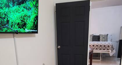 Tranquil & Cozy 1-Bedroom apartment in amazing Port of Spain with AC