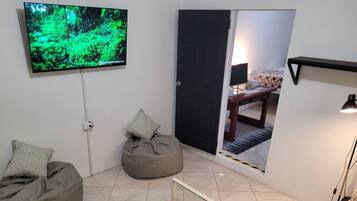 1 dormitorio, tabla de planchar con plancha, wifi y ropa de cama