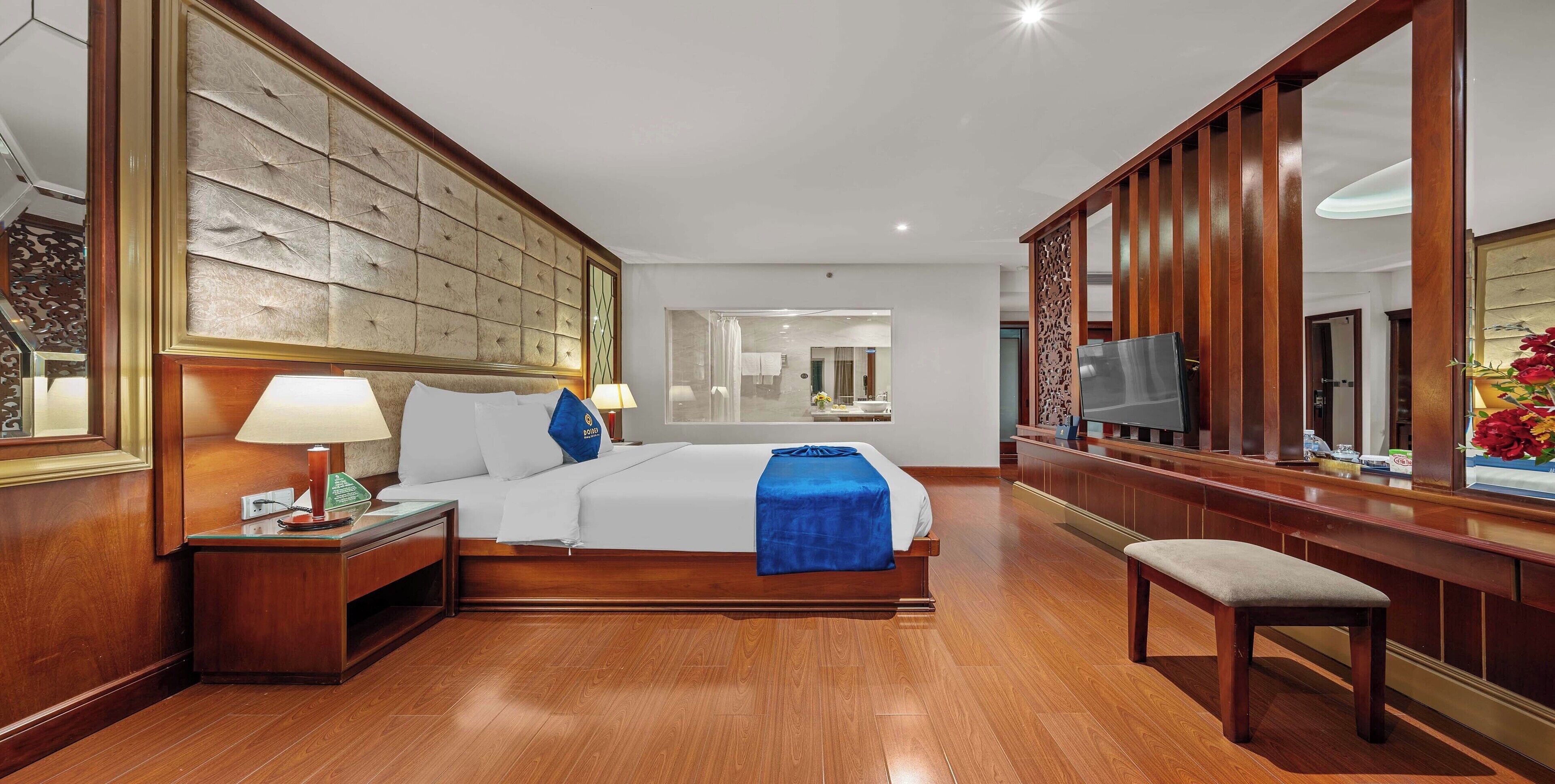 房內夾萬、書桌、手提電腦工作空間、遮光窗簾/窗簾