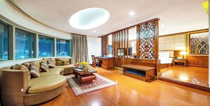 Studio Royal, quang cảnh thành phố | Két bảo mật tại phòng, bàn, khu vực làm việc phù hợp cho laptop 