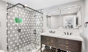 Shower, hair dryer, shampoo - NEW! Blue Pearl~Heated Pool/Spa~Walkable Pine Ave! (Anna Maria)