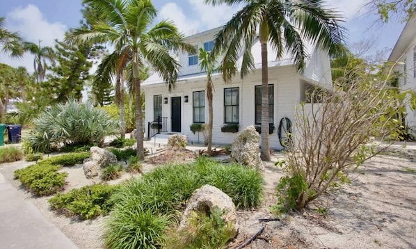 Exterior - NEW! Blue Pearl~Heated Pool/Spa~Walkable Pine Ave! (Anna Maria)