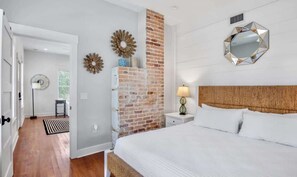 4 bedrooms, iron/ironing board, travel cot, free WiFi - NEW! Blue Pearl~Heated Pool/Spa~Walkable Pine Ave! (Anna Maria)