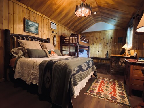 “The Bunkie” sleeps 6 in Ririe, has AC