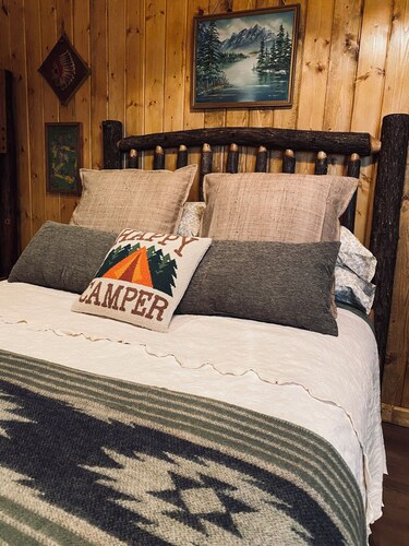 “The Bunkie” sleeps 6 in Ririe, has AC