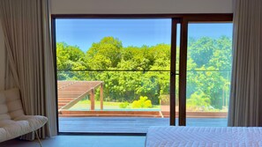 7 quartos, escrivaninha, ferros/tábuas de passar roupa, berço de viagem