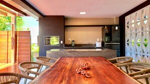 Una cocina moderna con encimera de mármol, horno empotrado y refrigerador.