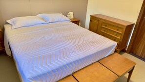 7 Schlafzimmer, Schreibtisch, Bügeleisen/Bügelbrett, Reisekinderbett