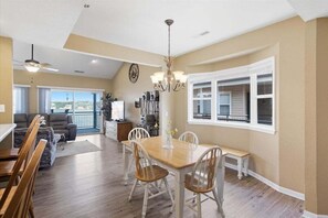 Dining - 2mm Main Channel Views, Boat & PWC Slip, 2 Pools, Playground & Tennis (Lake Ozark)