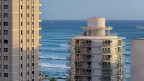 Un hotel de varios pisos con balcones con vista al océano, que presenta un diseño moderno y vistas despejadas al mar.