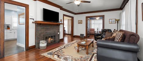 Télévision, livres, espaces bureaux