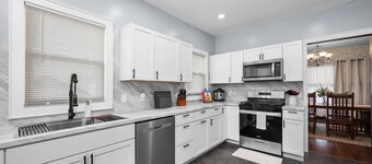 5 Min to DT *Beautiful 1923 Craftsman* 6 Beds+Desk