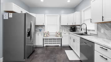 Køleskab, mikrobølgeovn, ovn, kogeplade