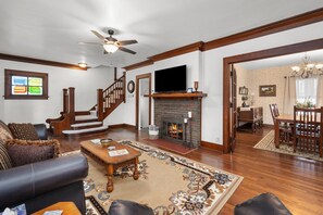 Una televisión, libros, una oficina