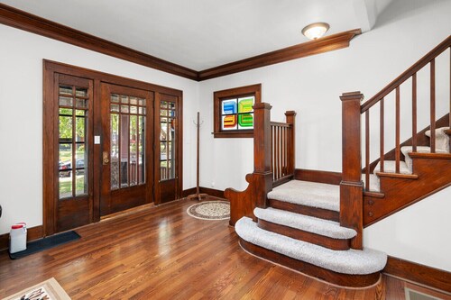 Beautiful 1923 Craftsman 5 Min to DT Garage & Desk