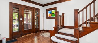 Beautiful 1923 Craftsman 5 Min to DT Garage & Desk