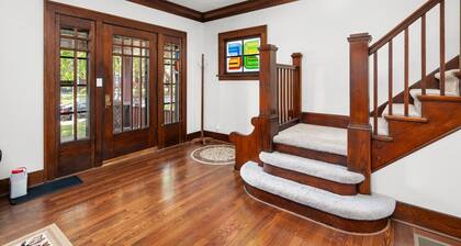 Beautiful 1923 Craftsman 5 Min to DT Garage & Desk