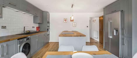 Refrigerador, microondas, horno y lavavajillas