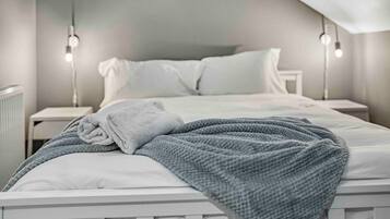 3 bedrooms, desk, iron/ironing board, Internet