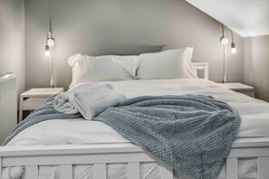 3 bedrooms, desk, iron/ironing board, internet