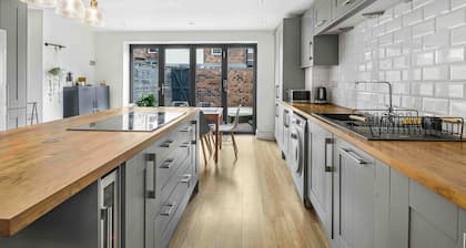 GuestReady - Charming Retreat in Trafford