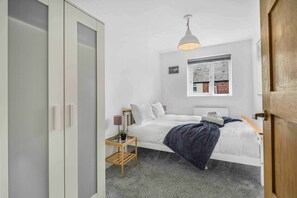3 habitaciones, escritorio y tabla de planchar con plancha