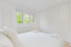 2 bedrooms, desk, iron/ironing board, internet