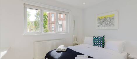 2 bedrooms, desk, iron/ironing board, Internet