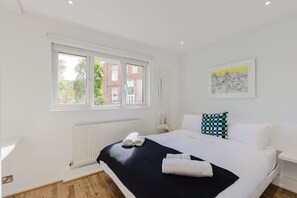 2 bedrooms, desk, iron/ironing board, Internet