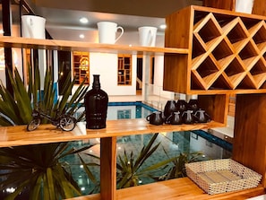 Vila superluxo, vista para a piscina | Área de estar | TV 32 cm com canais a cabo