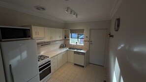 Micro-ondes, four, plaque de cuisson, lave-vaisselle