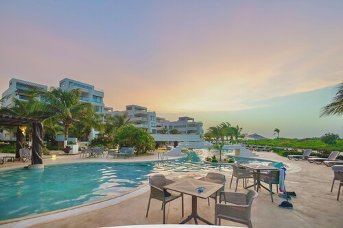 3-bedroom condo on the beach with resort-style amenities & stunning views!